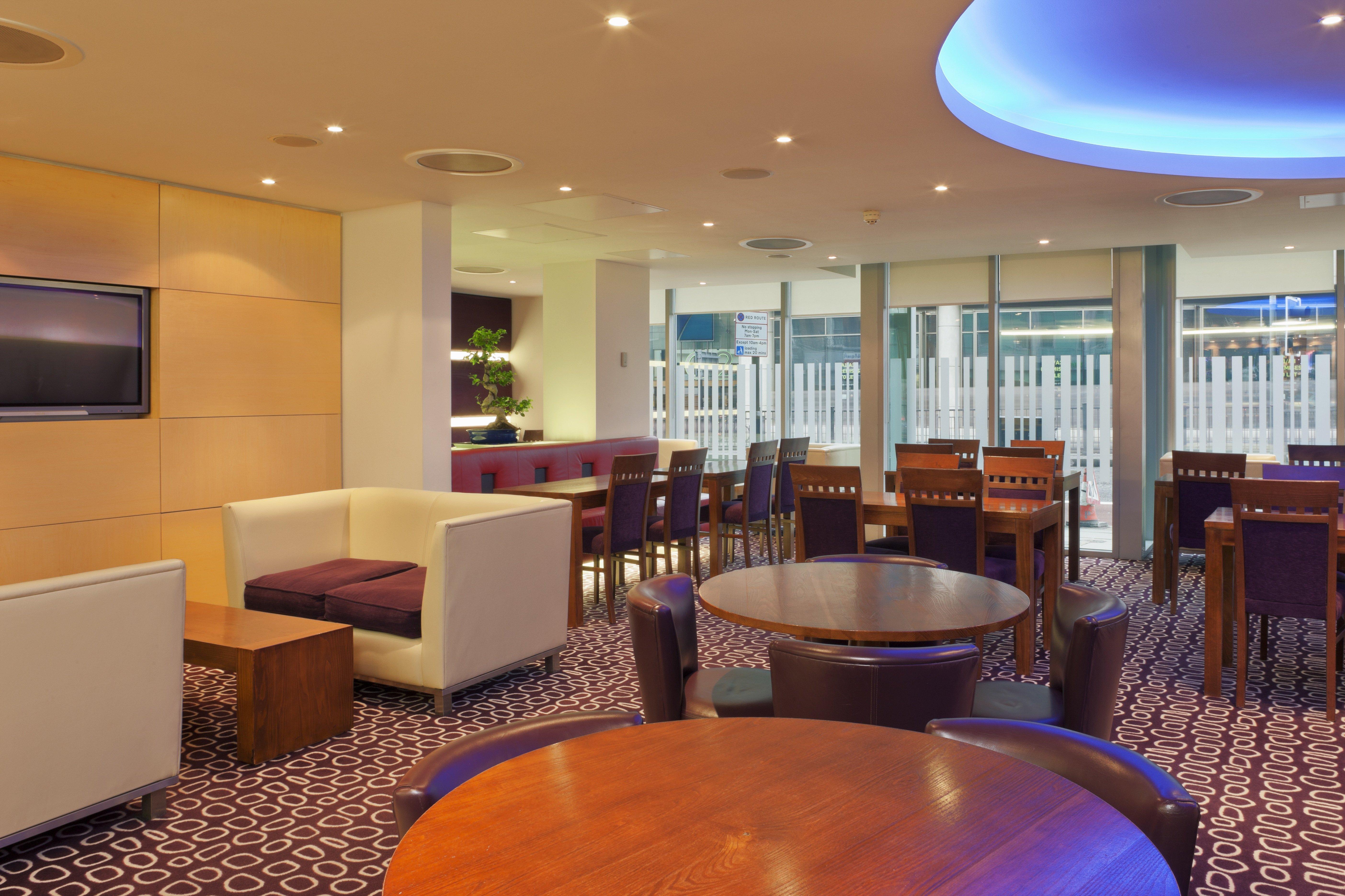 Holiday Inn Express London-Swiss Cottage Exterior photo