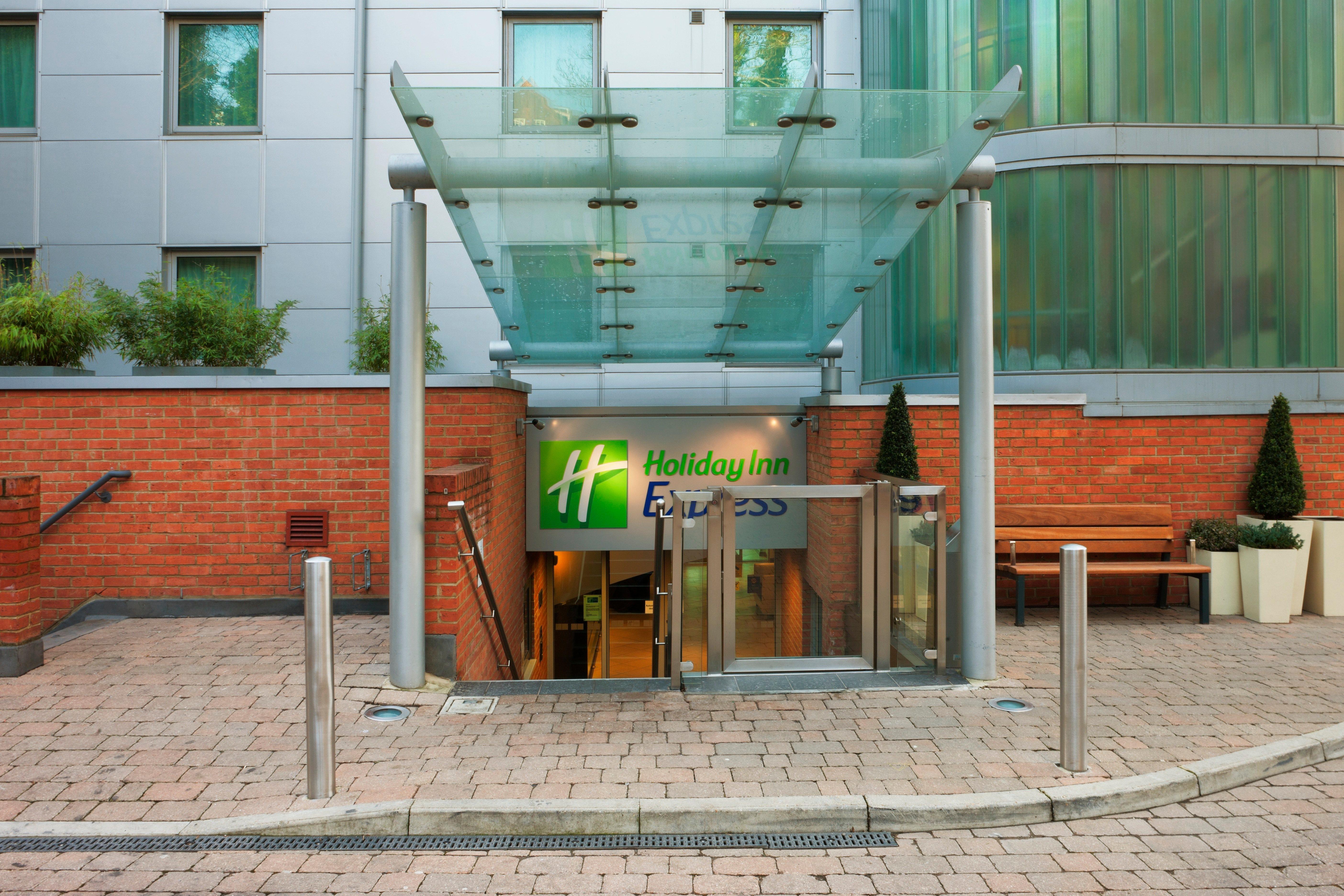 Holiday Inn Express London-Swiss Cottage Exterior photo