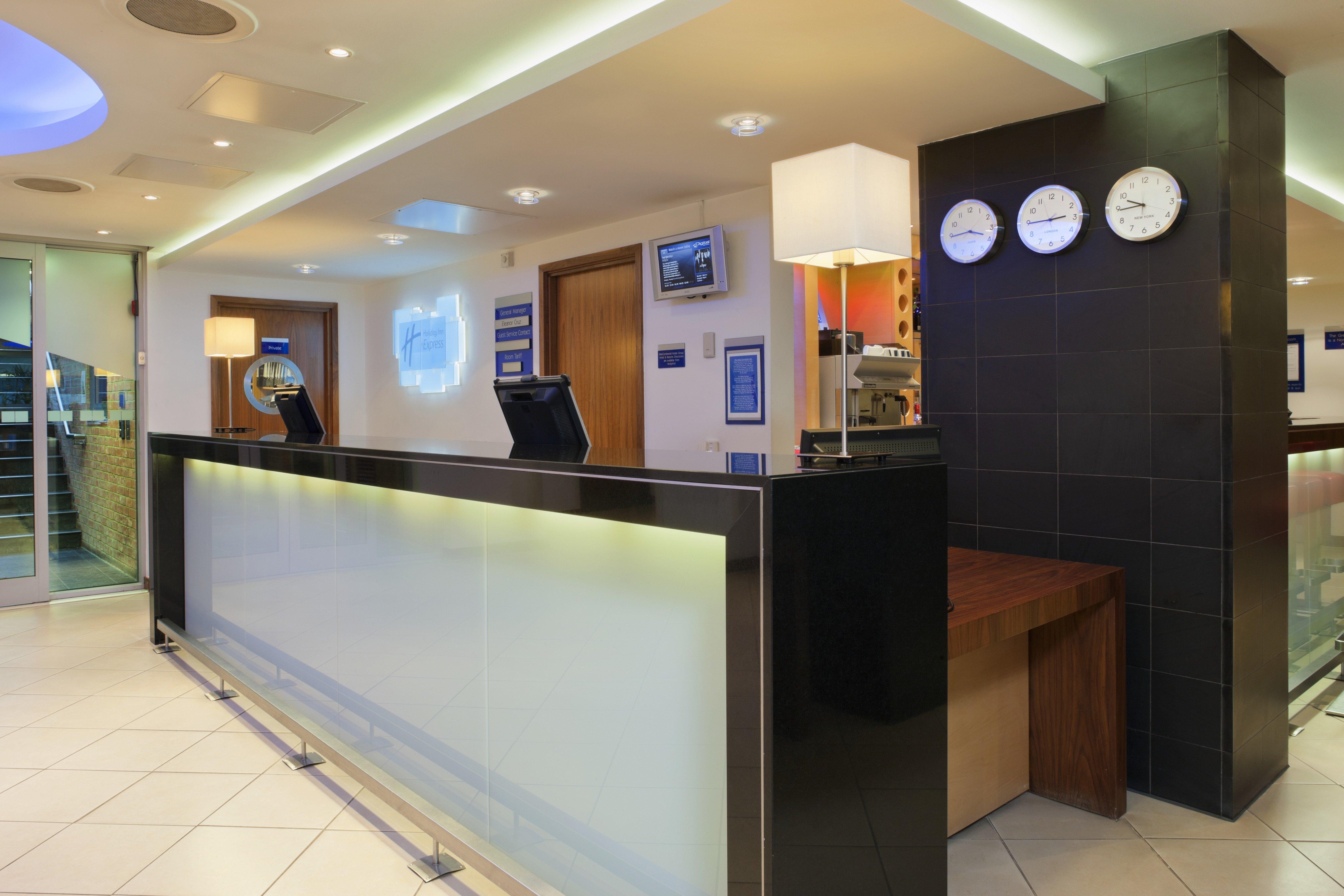 Holiday Inn Express London-Swiss Cottage Exterior photo