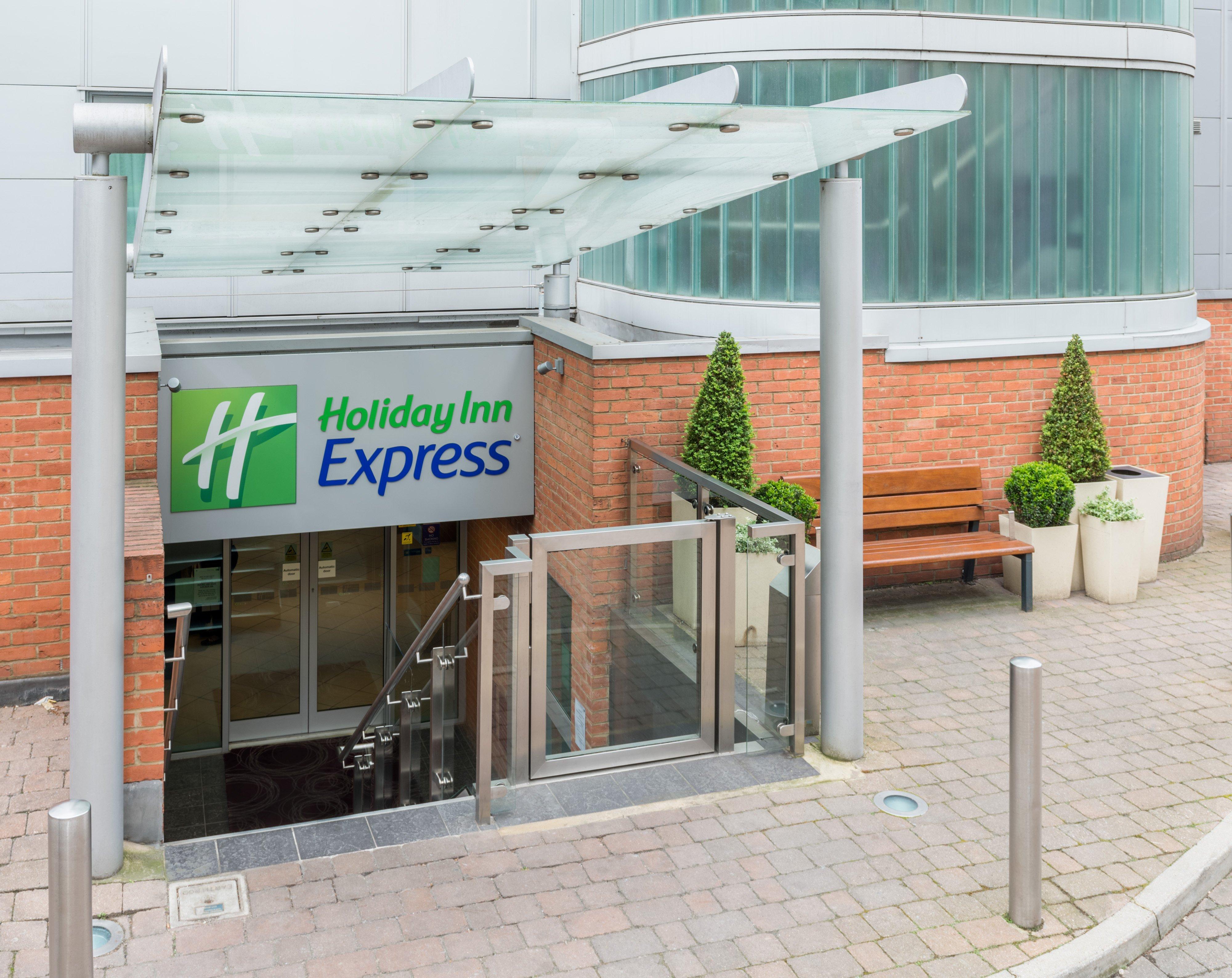 Holiday Inn Express London-Swiss Cottage Exterior photo