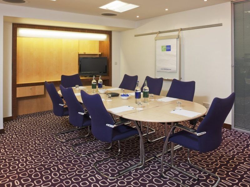 Holiday Inn Express London-Swiss Cottage Exterior photo