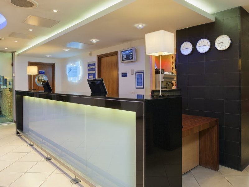 Holiday Inn Express London-Swiss Cottage Exterior photo